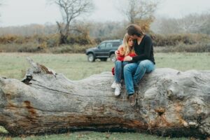 Les relations à distance font rêver par leur intensité émotionnelle et leur côté romantique. Pourtant, dans la réalité, elles sont souvent synonymes de frustration, de doutes… et parfois de rupture. Mais pourquoi les relations à distance ne fonctionnent-elles pas dans la majorité des cas ? Voici les raisons principales.